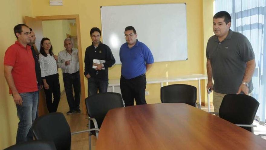 Reunión de los empresarios del polígono industrial con los concejales de Cambados. // Noé Parga