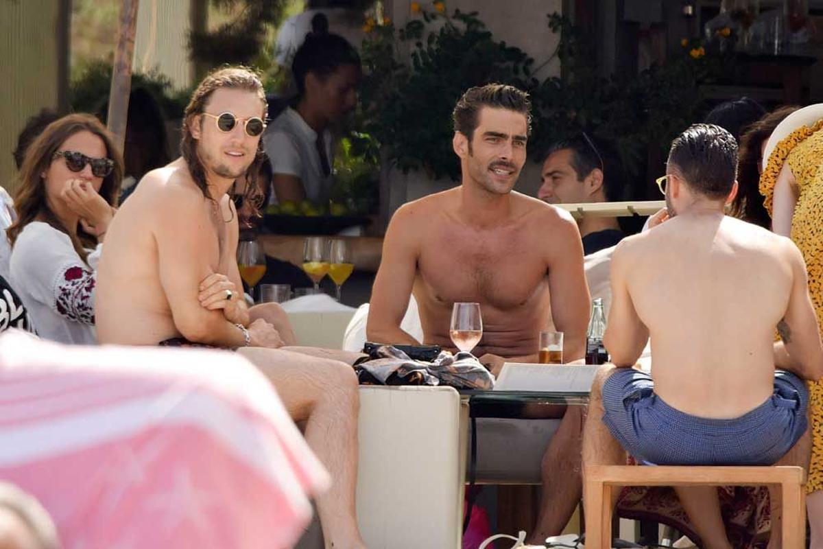 Alicia Vikander y Jon Kortajarena toman algo con amigos en Ibiza