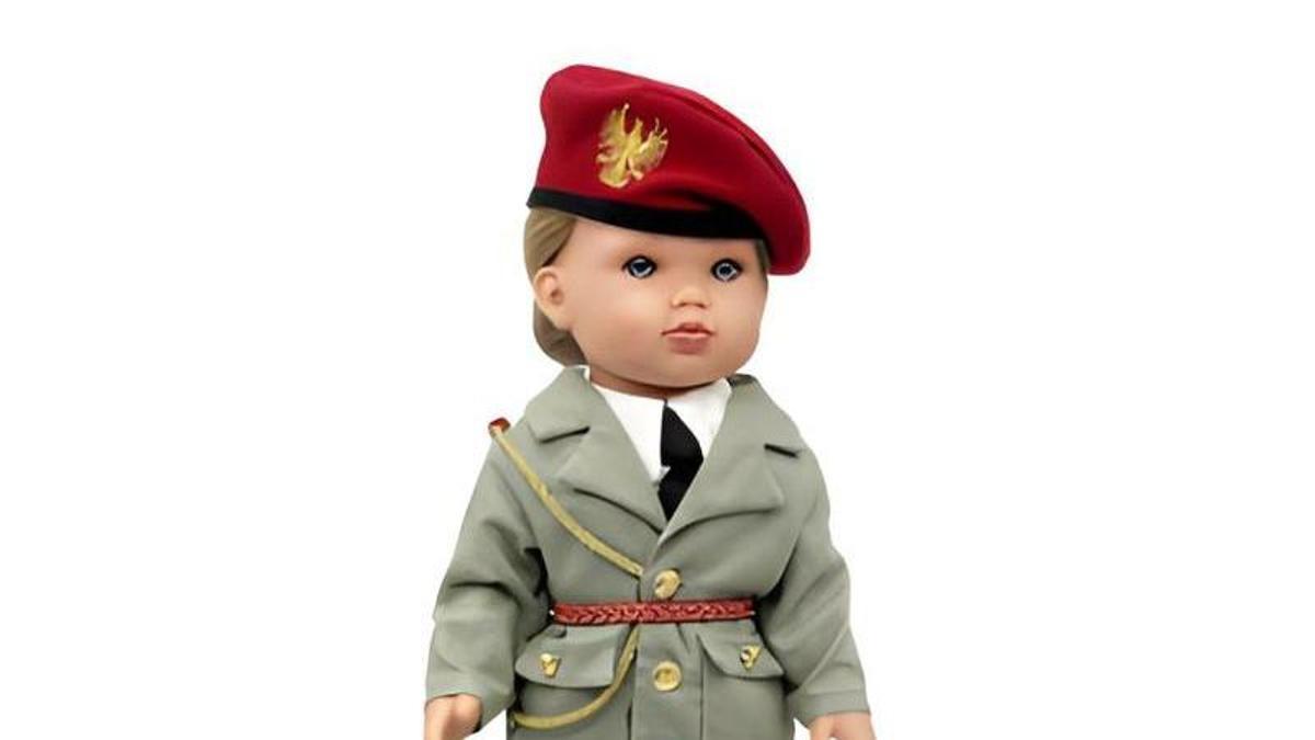 Muñeca de la princesa Leonor vestida con el uniforme militar.