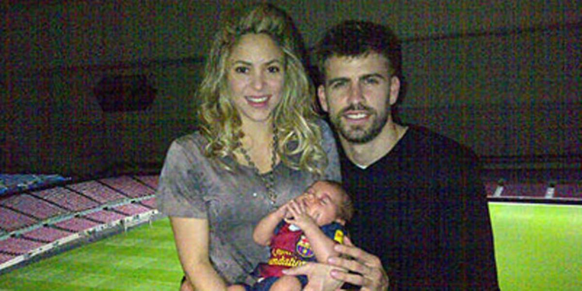 Piqué, eufòric, després de la victòria, amb la seva família, Shakira i el petit Milan. Piqué, eufòric, després de la victòria, amb la seva família, Shakira i el petit Milan.