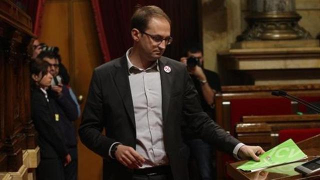 El portavoz de ICV-EUiA, Joan Herrera, en el pleno de investidura en el Parlament.