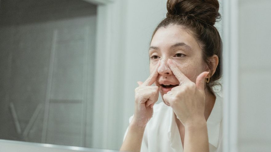 Álex Docampo, dermatólogo: &quot;Esta es la rutina de skincare que hay que seguir para eliminar los filamentos sebáceos&quot;