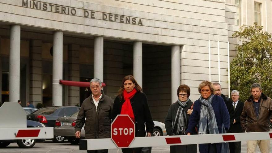 Representantes de la asociación de familiares de las víctimas del accidente del &quot;Yak-42&quot;, saliendo del Ministerio de Defensa tras reunirse con Cospedal.