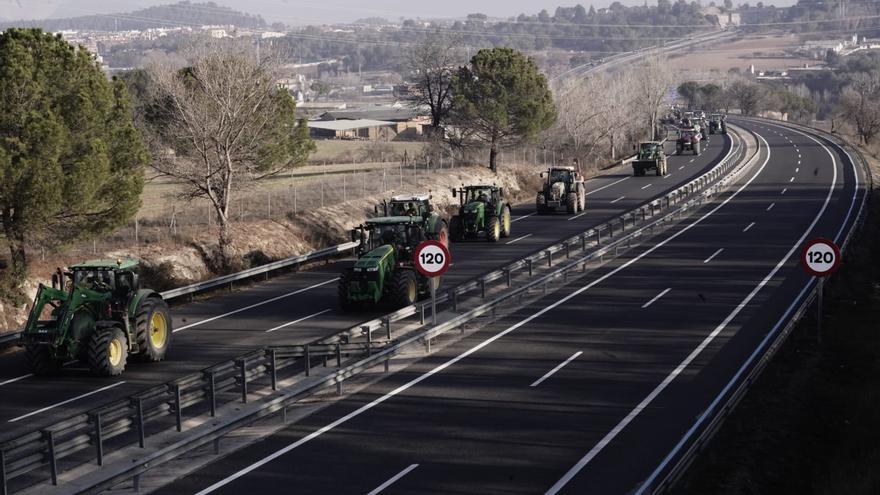 Els pagesos inicien la marxa lenta de tractors cap a Barcelona per la C-16 i reobren la C-25