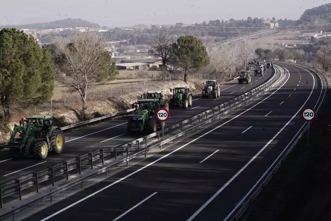 Els pagesos inicien la marxa lenta de tractors cap a Barcelona per la C-16 i reobren la C-25