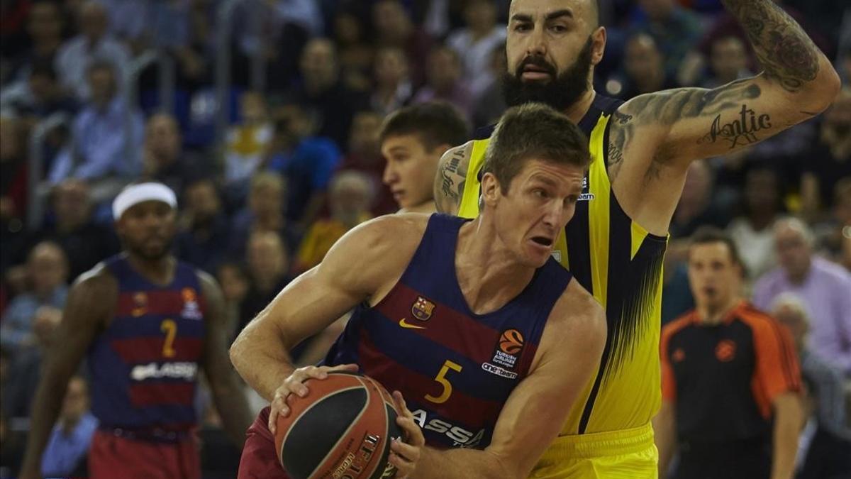 Doellman intenta superar a Antic, del Fenerbahçe, en el Palau