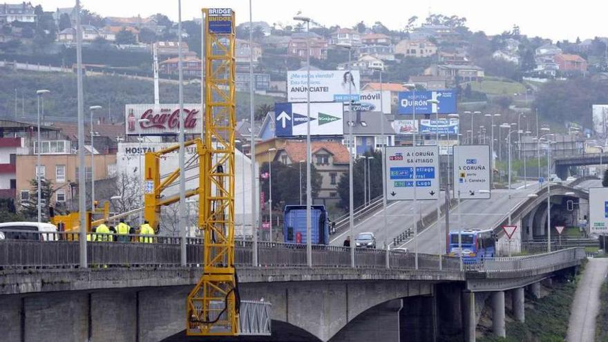 Trabajos del estudio de viabilidad de la ampliación del puente de A Pasaxe, el pasado mes de marzo.