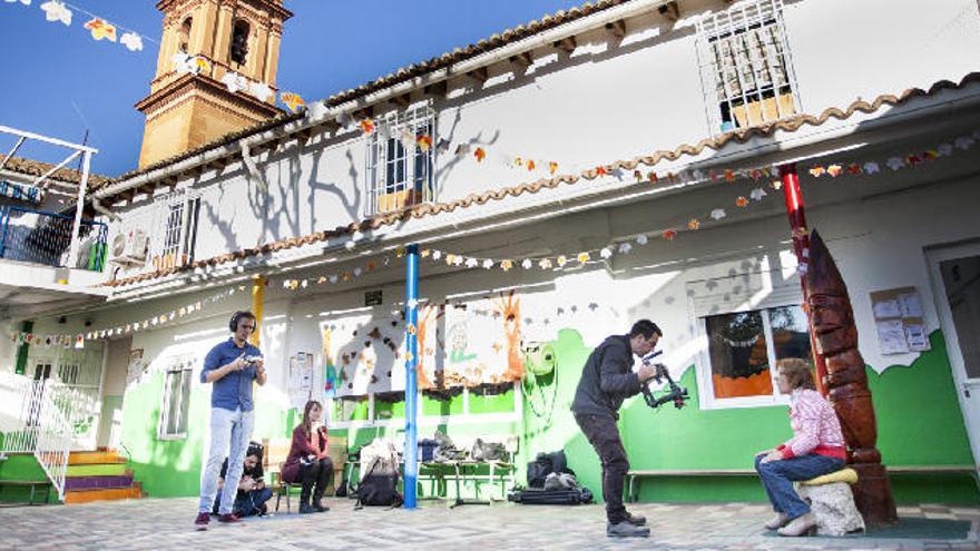 Les famílies de l&#039;alumnat d&#039;Infantil rebran un quadern amb consells per a motivar la lectura