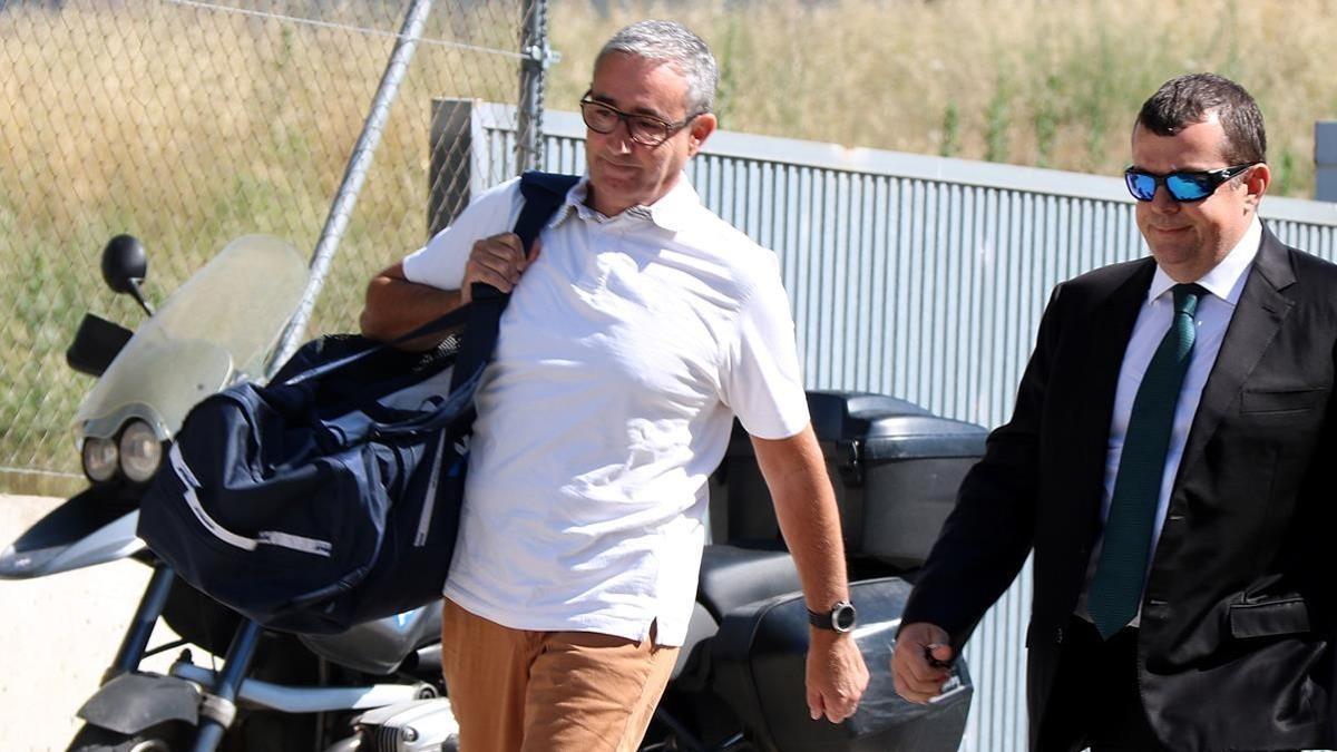 Diego Torres llegando al centro penitenciario Brians 2 con su abogado Manuel González Peeters.