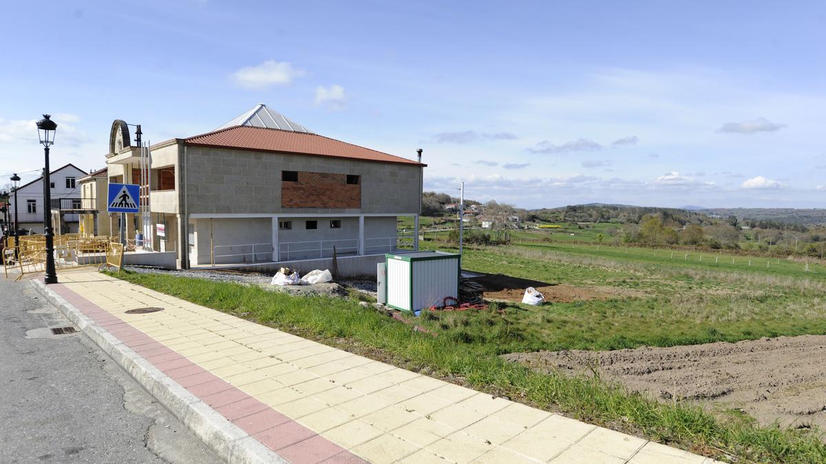 La Cámara Agraria se somete en los últimos meses a obras de reforma junto al consistorio, en primer plano.