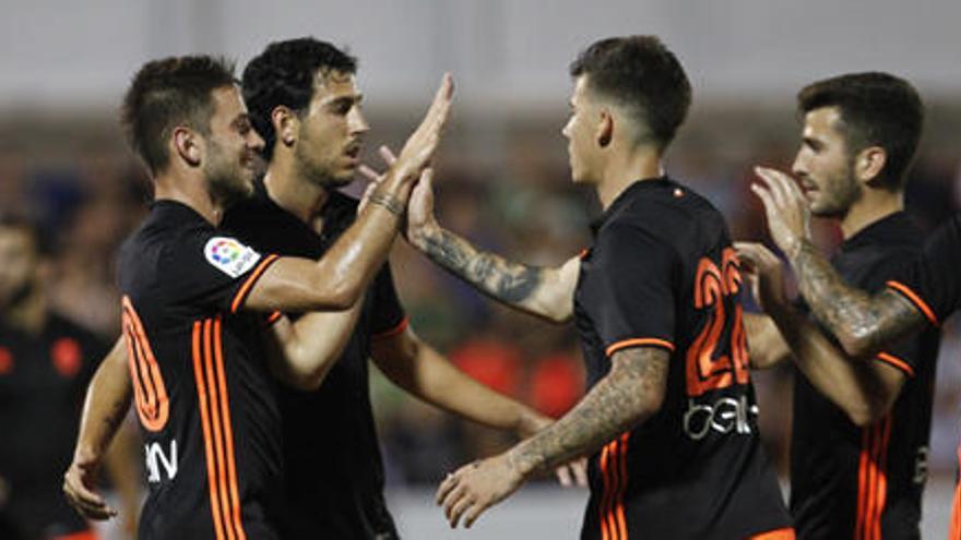 Álvaro Medrán es felicitado por sus compañeros tras marcar el primer gol del Valencia CF.
