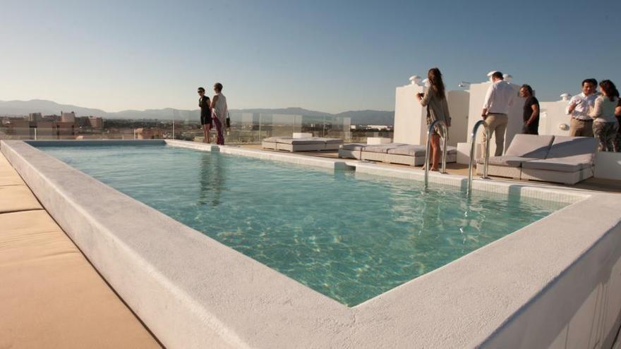 Ein Hauch von Ibiza am Pool des neu eröffneten HM Hotels an der Playa de Palma.