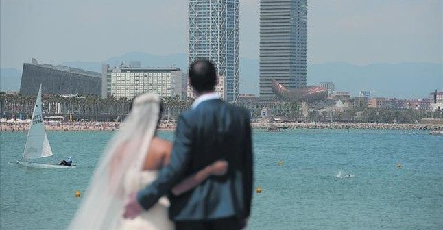 Pareja de novios de Vietnam y de Suiza, en una boda organizada por Your Barcelona Wedding.