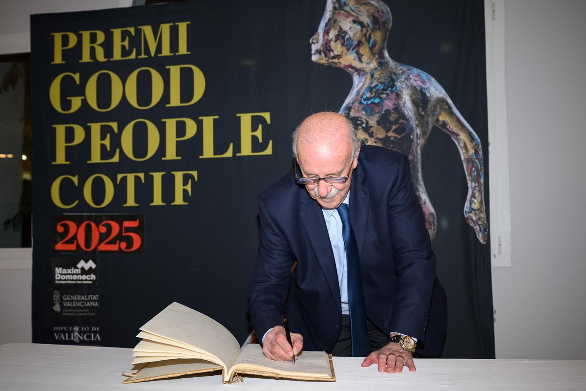 El exseleccionar nacional firma en el libro de honor.