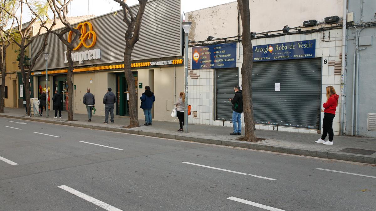 BADALONA 19/03/2020 Cola en un Bonpreu con separación de seguridad entre los clientes que esperan para entrar, en la Avinguda de Sant Ignasi de Loyola FOTO : ALVARO MONGE