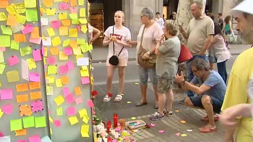 Tizas y pósits para homenajear a las víctimas del atentado