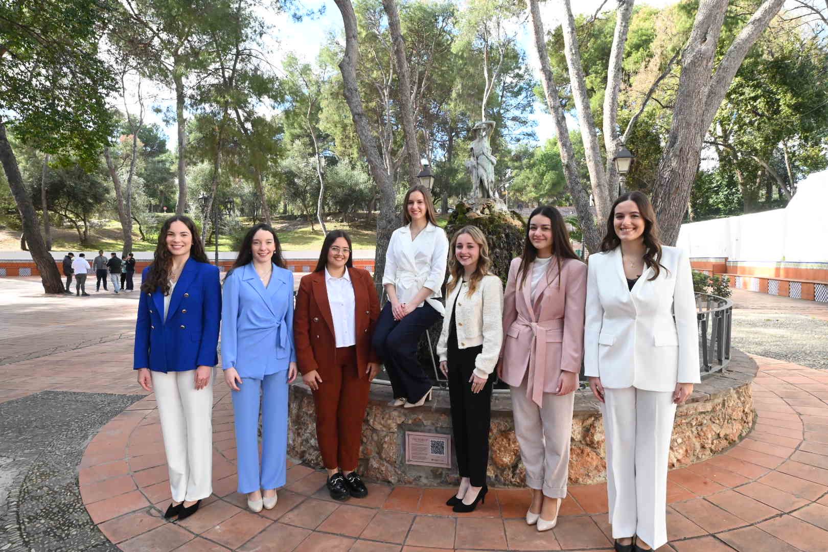 La reina de las fiestas de Vila-real se presenta con su corte de honor en el Termet