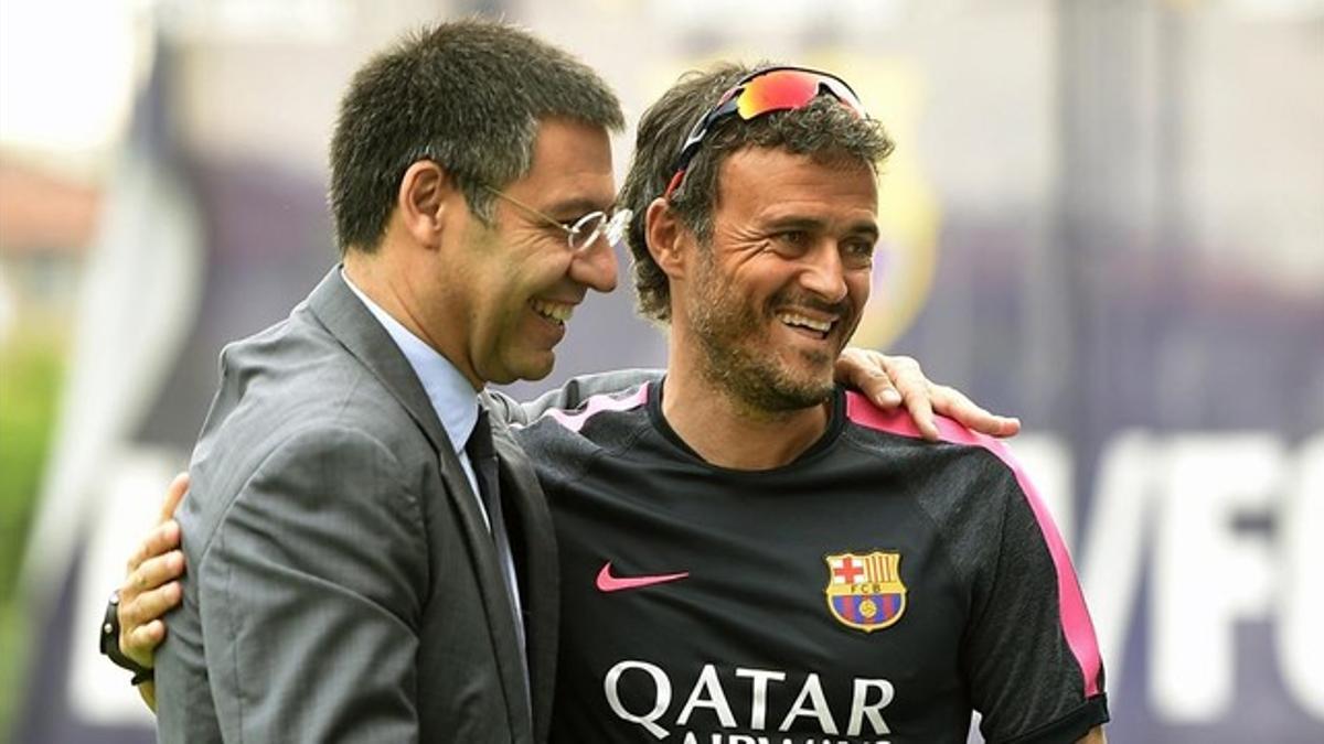 El presidente del Barça, Josep Maria Bartomeu, junto al técnico Luis Enrique en la ciudad deportiva Joan Gamper