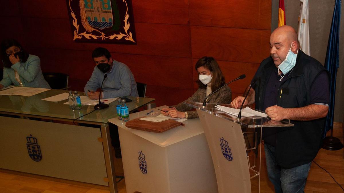 Un portavoz de Infesta non se contamina durante la lectura del manifiesto en el pleno. |   // CASTELEIRO / ROLLER A.