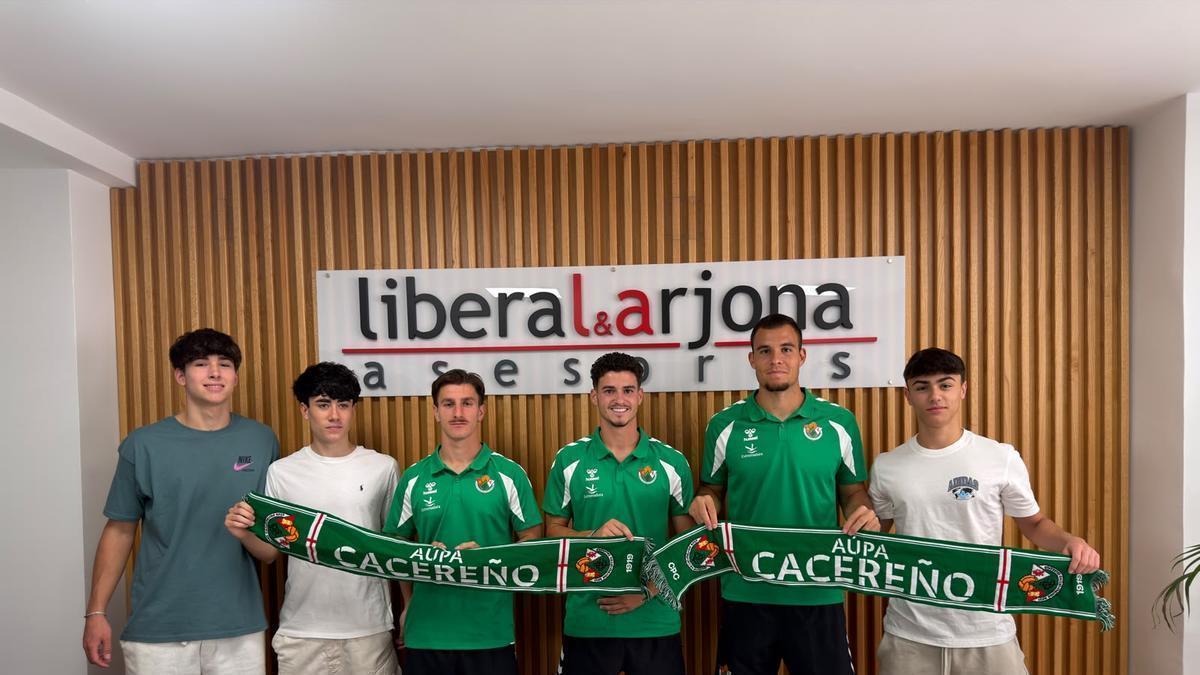 Sergio Navarro, Pablo Barea y Víctor Rodríguez, jugadores del Cacereño, junto a tres jóvenes aficionados que ayer asistieron a su presentación en Liberal&amp;Arjona.