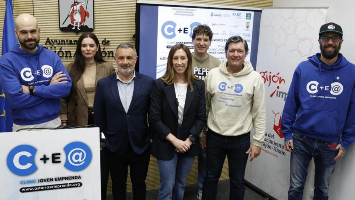 Por la izquierda, Julián Arbesú, Noelia Resch, Luis Díaz, Ángela Pumariega, Jonathan Casal, Enrique Riesgo y Jorge Flórez, en la presentación de la iniciativa el año pasado