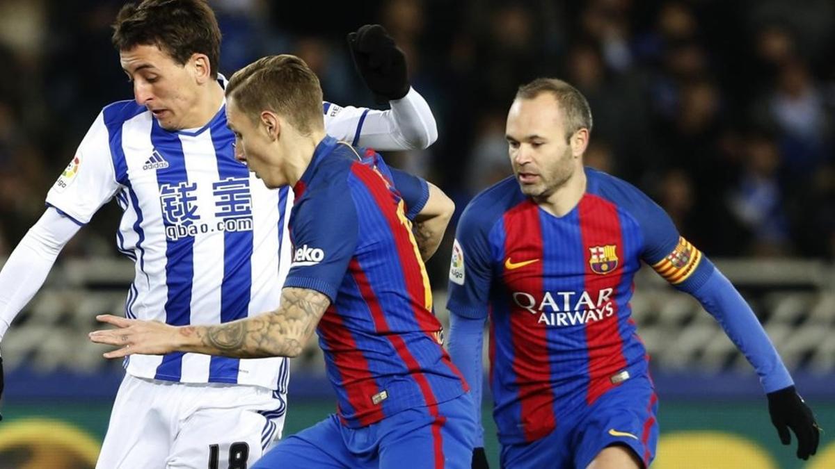 Iniesta, en una jugada con Oyarzabal y Digne durante el partido del jueves en San Sebastián.