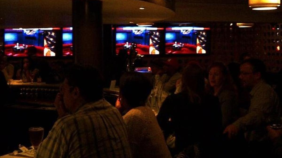 Un bar de Washington, durante el debate de los candidatos a la vicepresidencia de EEUU.