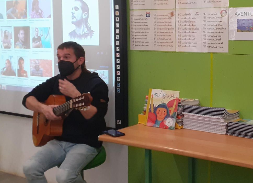 Cesk Freixas canta a l''escola de Cistella