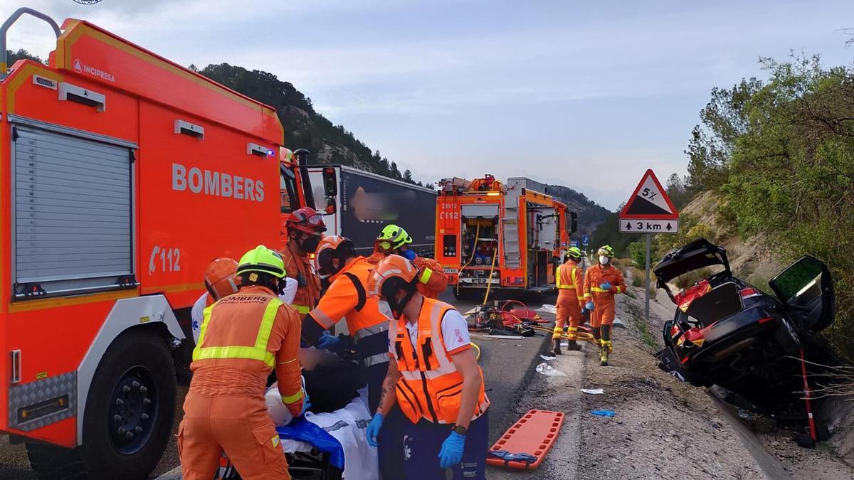 El valenciano Manuel Ureña es rescatado por los bomberos tras salirse su vehículo en la cuneta.