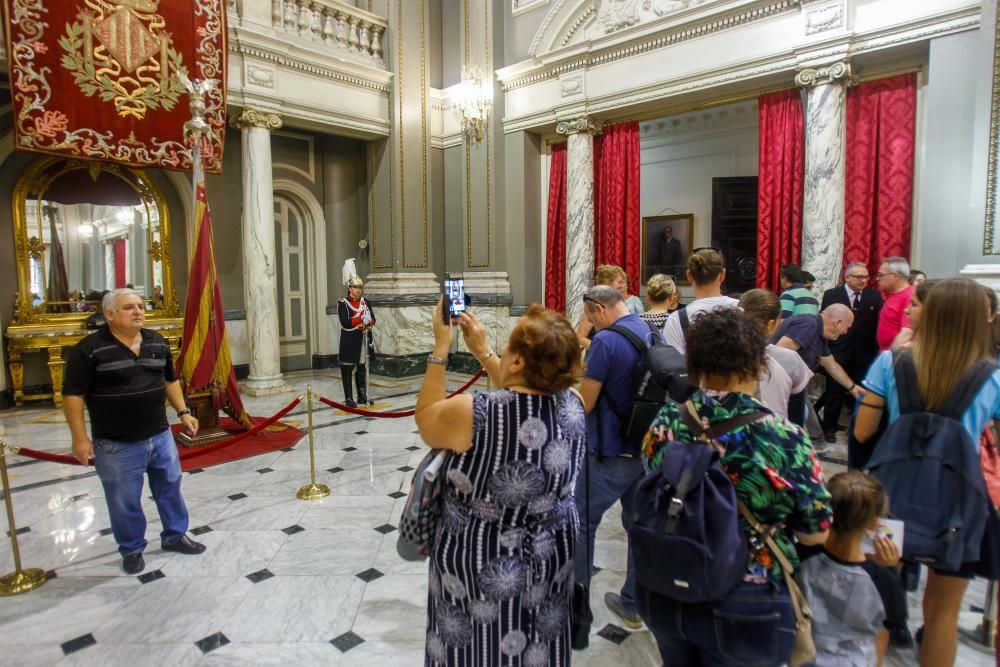 Los valencianos visitan la Real Senyera, expuesta en la sala de cristal