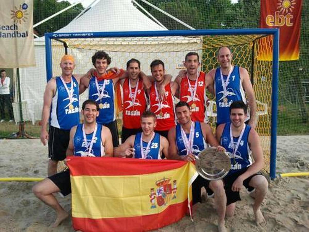 'Zapa' (arriba a la izquierda), junto con el resto del primer equipo Club Balonmano Playa Alcalá, campeones de Europa en 2013
