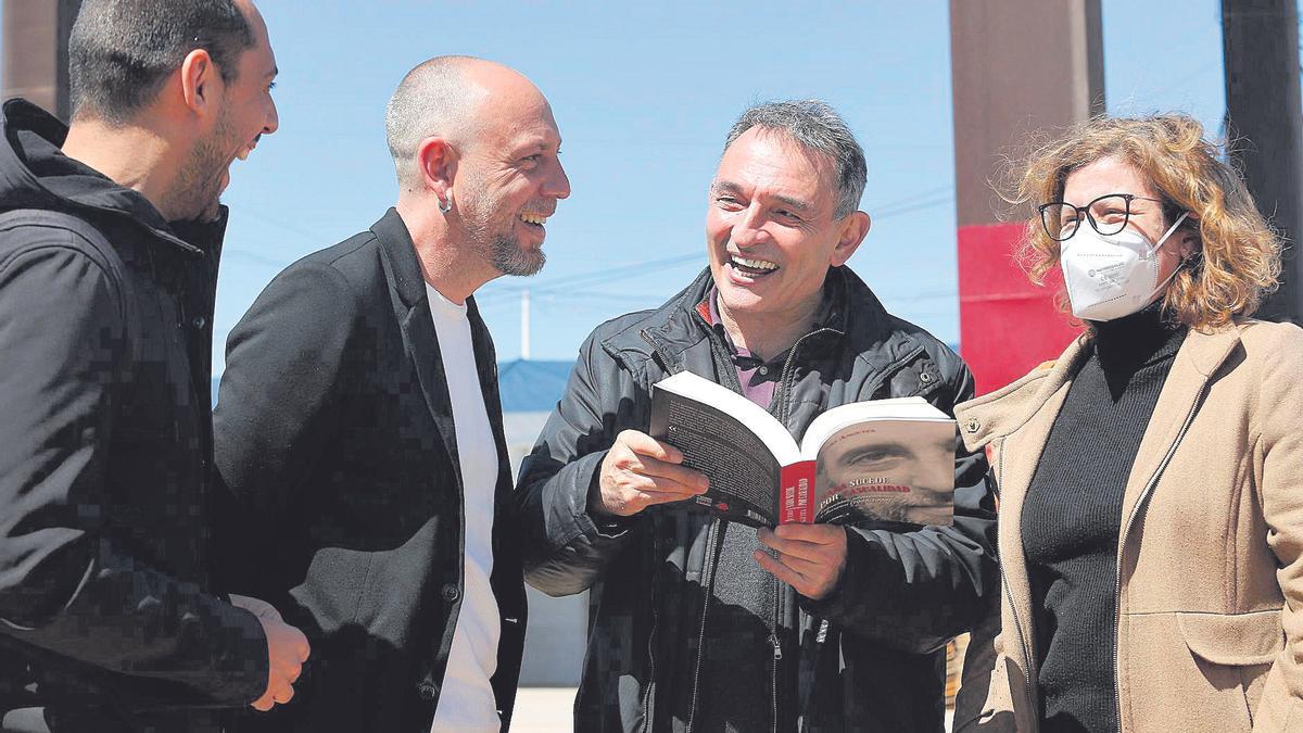 Sebastián Pérez, Ernesto Alba, Enrique Santiago (con el libro de Julio Anguita presentado ayer) y Alba Doblas, en la Fiesta del PCA.