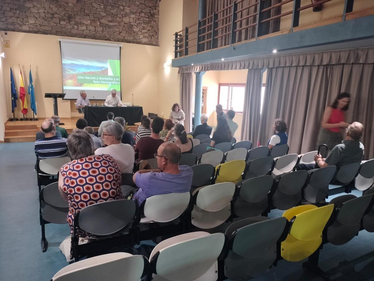 En imágenes: así fue la jornada sobre reto demográfico celebrada en Cangas del Narcea