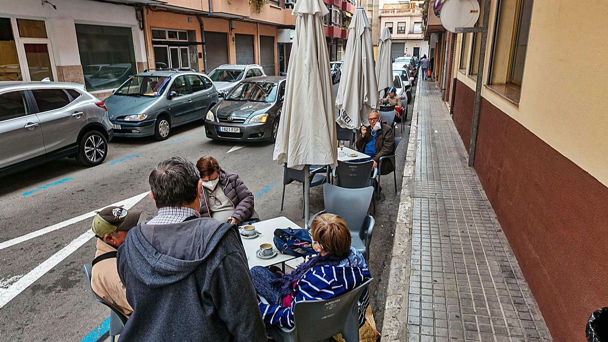 La ordenanza contempla que las mesas en los aparcamientos se pongan sobre tarimas. | DAVID REVENGA