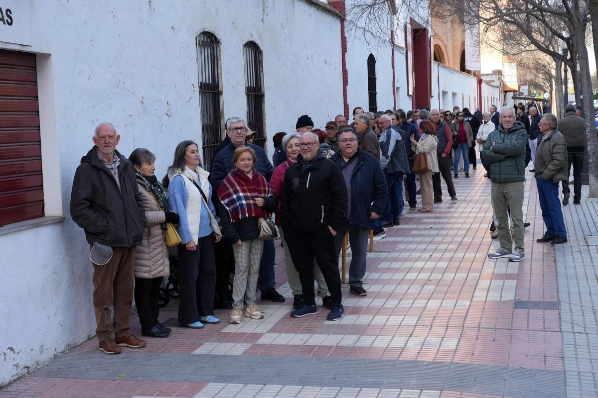 Colas desde primera hora en la plaza de toros de Castelló para comprar las entradas de la Magdalena 2026