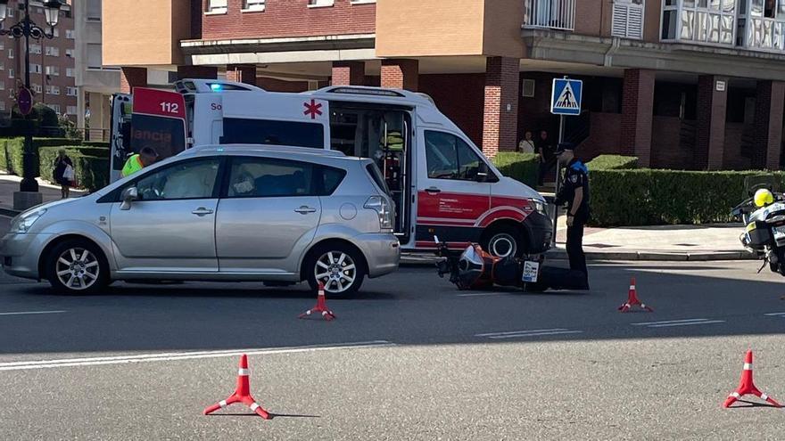 Herido grave un motorista de 28 años tras ser arrollado por un coche conducido por un joven de 23 en La Corredoria