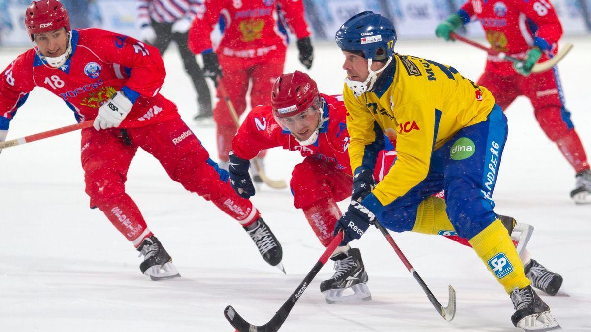Imagen de un partido de bandy entre Rusia y Suecia.