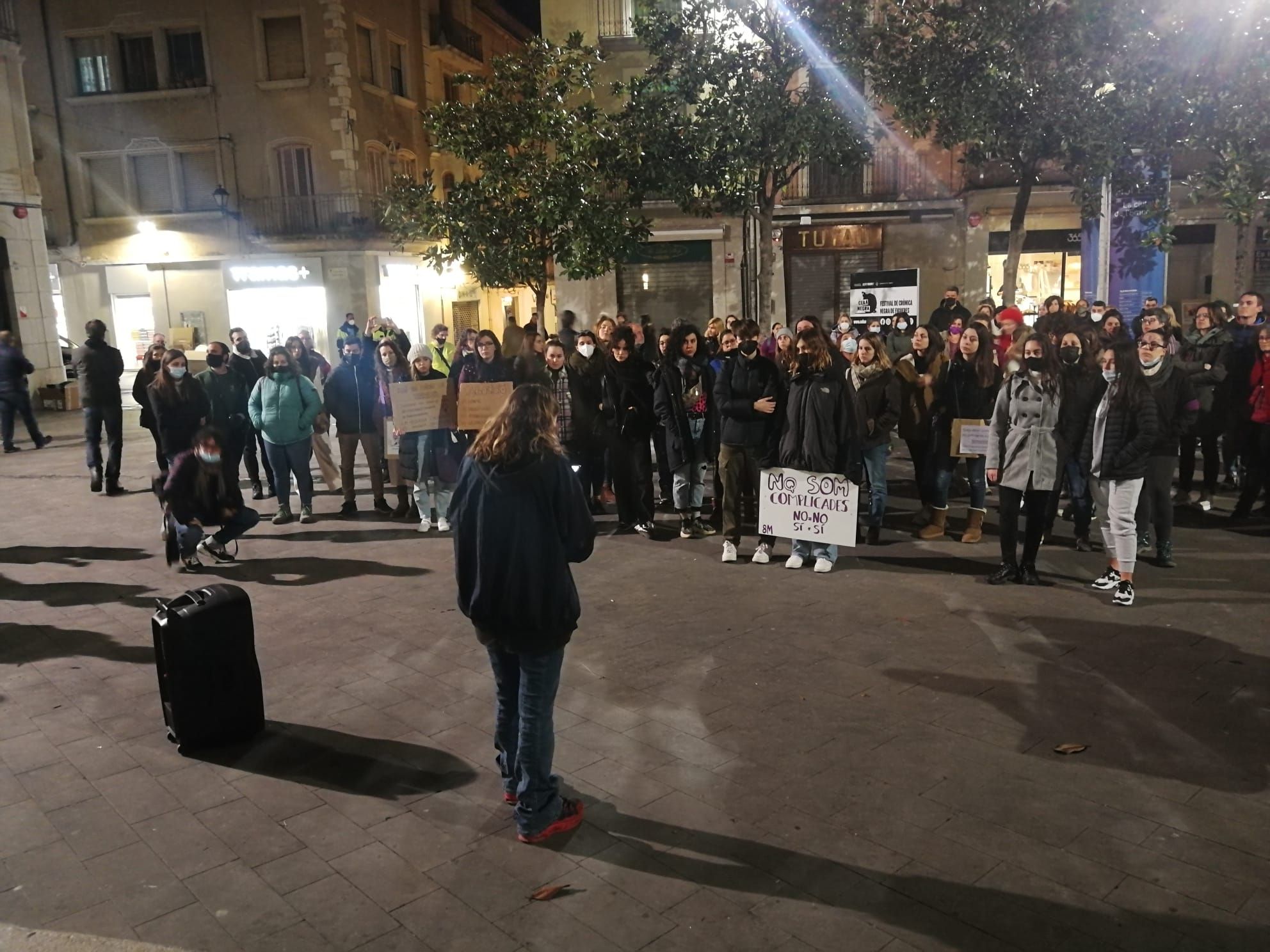 La plaça de l'Ajuntament es va omplir de clams a favor dels drets de les dones