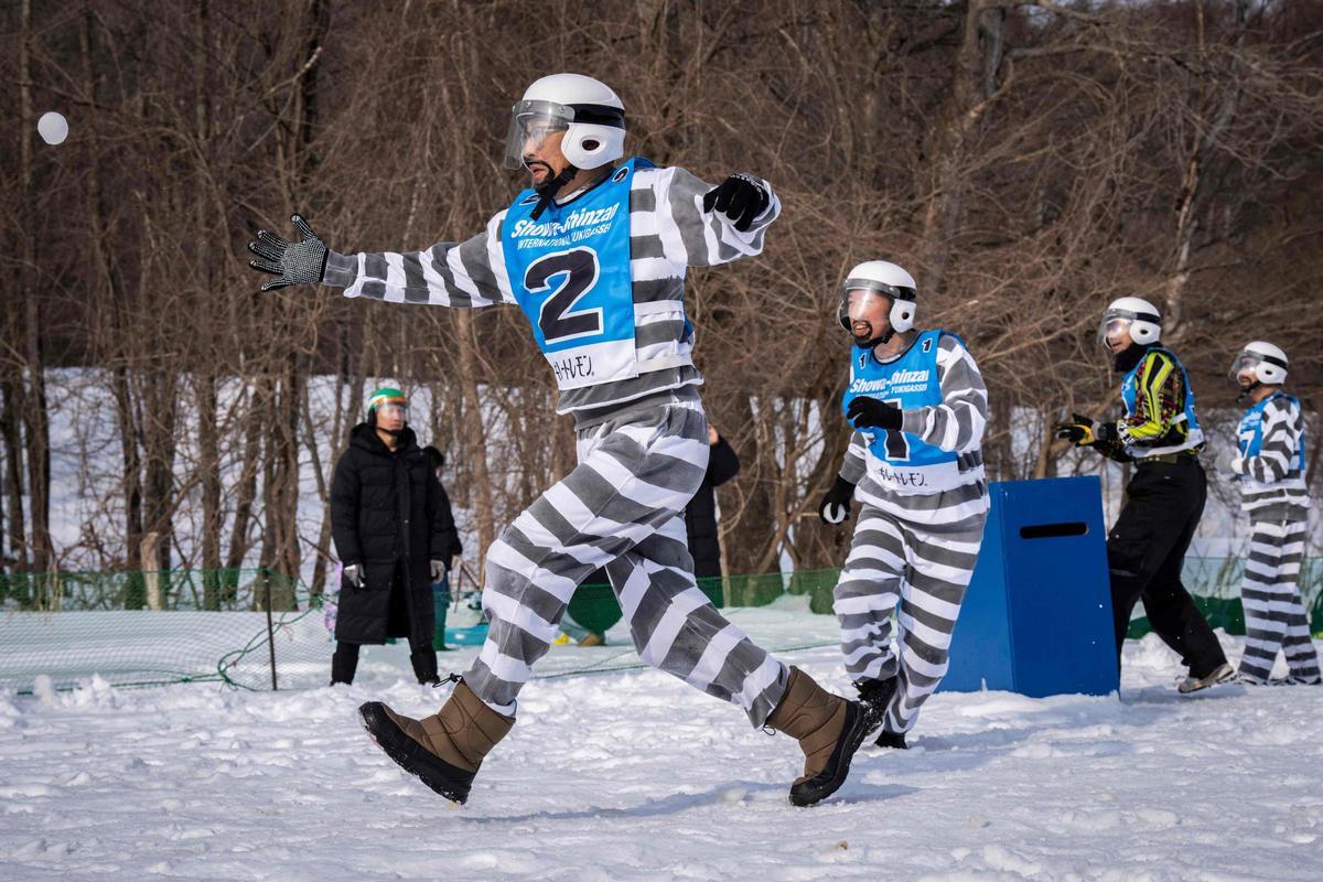 Un jugador lanza una bola de nieve durante la competición internacional de yukigassen