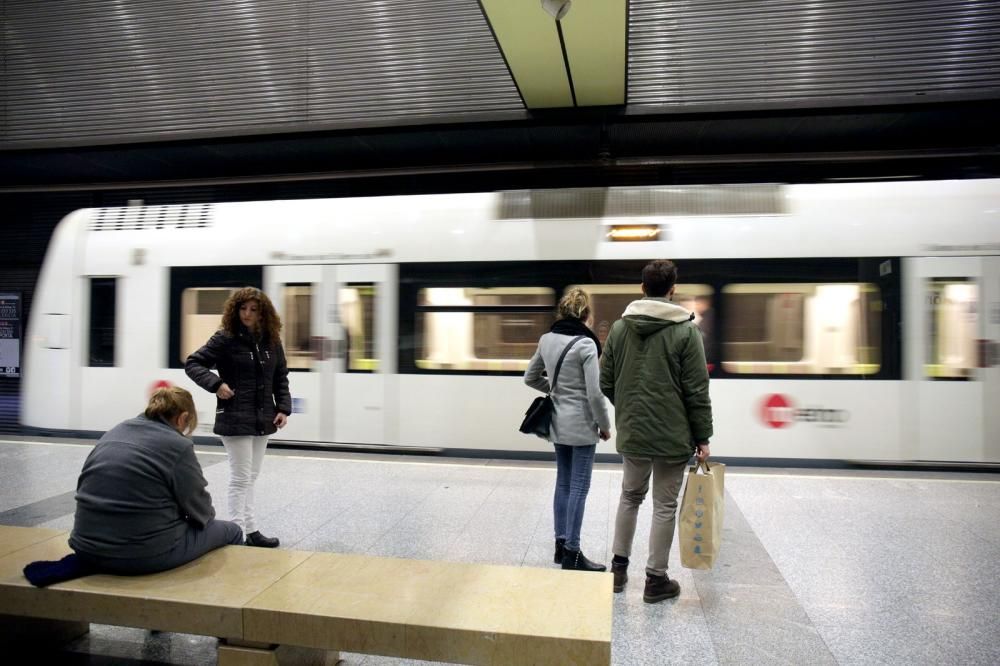 Los paros hacen mella en la inauguración del metro nocturno