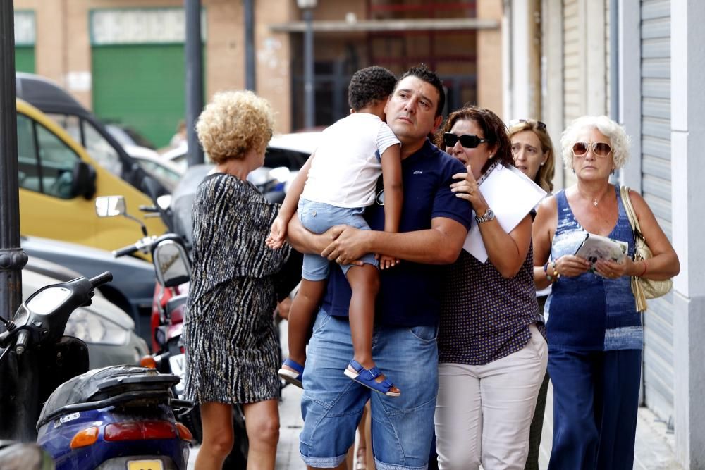 Los padres adoptivos, con el pequeño Joan