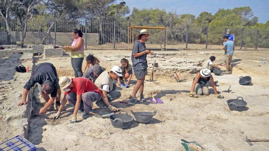 El grupo de participantes en la excavación trabaja en una parte del yacimiento del ´castellum´ romano de Can Blai