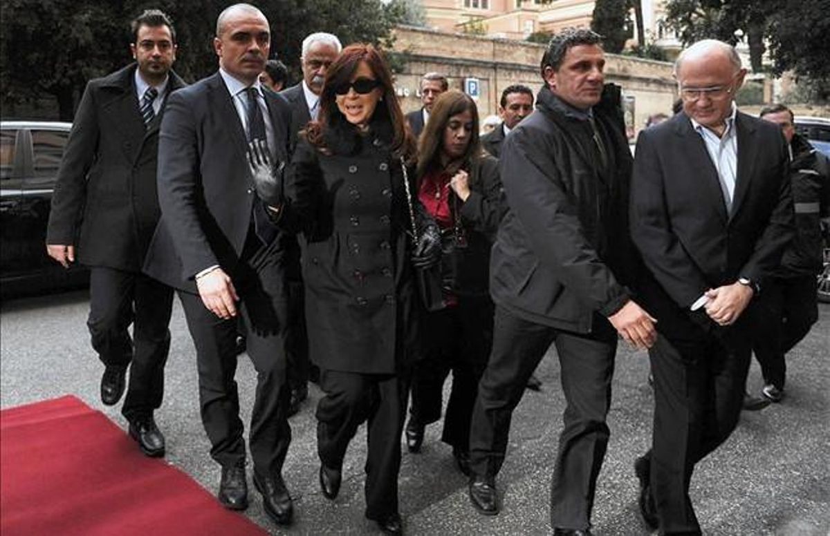 Cristina Fernández de Kirchner, a l’arribar a Roma, aquest diumenge. Cristina Fernández de Kirchner, a l’arribar a Roma, aquest diumenge.