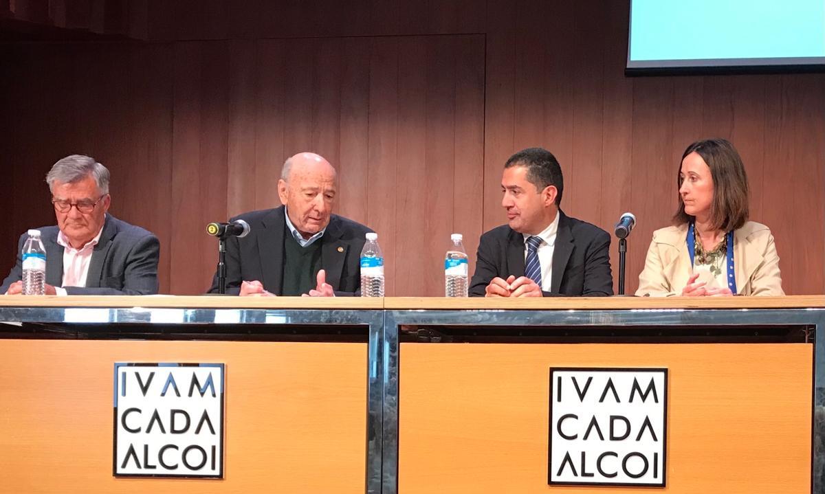 De izquierda a derecha, el secretario de JubiCam, el presidente de Jubicam, el alcalde y la edil de Participación, durante el acto