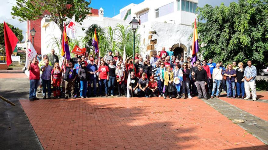 Participantes en el homenaje a las víctimas del franquismo en la Sima de Jinámar.