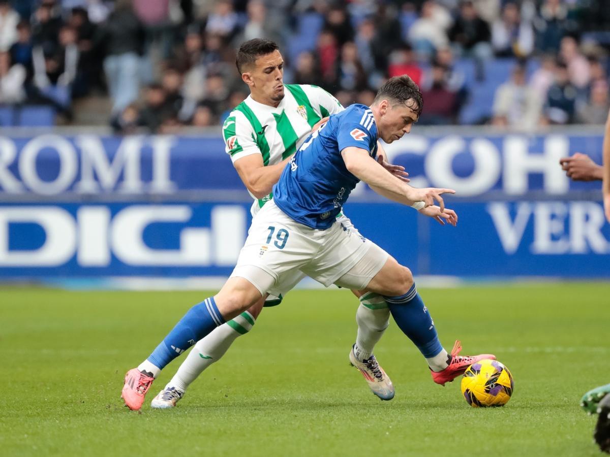 José Antonio Martínez disputa a Viñas un balón en el Carlos Tartiere.