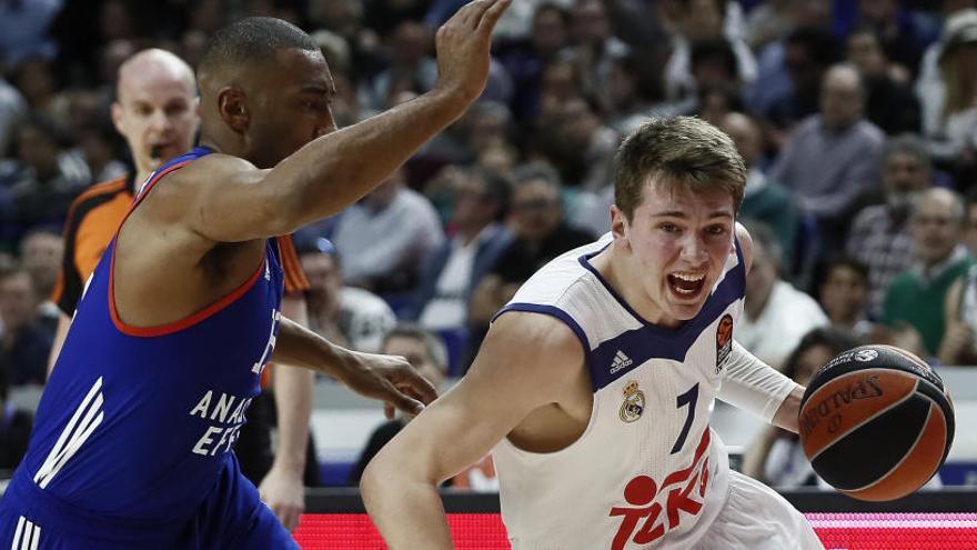 El base del Madrid Luka Doncic (d) junto a Jayson Granger.