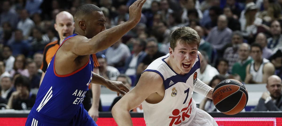 El base del Madrid Luka Doncic (d) junto a Jayson Granger.