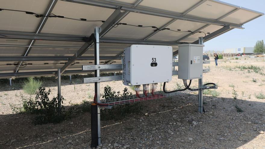 Una placa solar en el complejo de energías renovables en la planta de Figueruelas