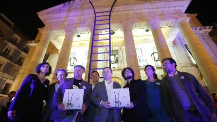 Un instante de la representación de Carrocs de Foc en el exterior del Teatro Principal.